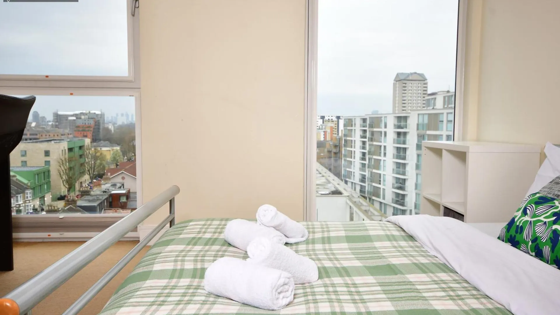 Comfortable 2 Bedroom Flat With Great View Near Canary Wharf London Apartment
